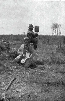 Episodes de l'offensive de la Somme; Lieutenant observateur d'artillerie, avec son... 1916. Creator: Unknown