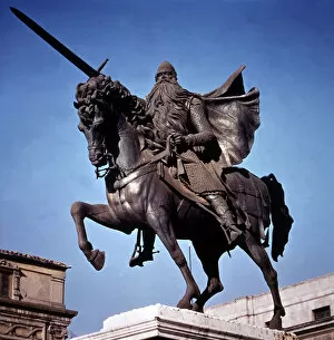 Images Dated 14th May 2007: Equestrian monument in the city of Burgos dedicated to Rodrigo Diaz de Vivar, known as El Cid
