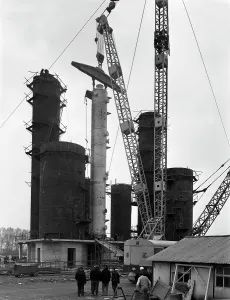 Coleshill Prints: Erecting an absorption tower, Coleshill coal preparation plant, Warwickshire, 1962