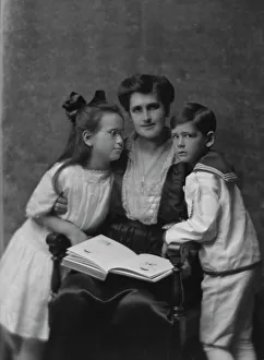 Esberg, A. Mrs. and children, portrait photograph, 1915 Feb. 10. Creator: Arnold Genthe