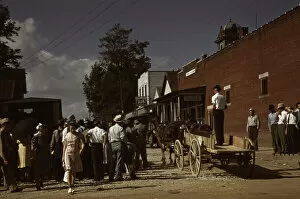 Post Marion Gallery: Farmers and townspeople in center of town on Court day, Campton, Ky. 1940