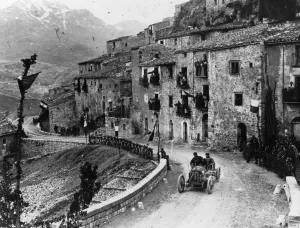Targa Florio Prints: Felice Nazzaro driving through Pettralia Sottana in a Fiat