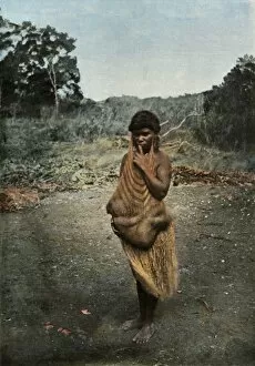 Grass Skirt Gallery: Femme Australienne Portant Son Enfant, (Australian Woman Carrying her Child), 1900