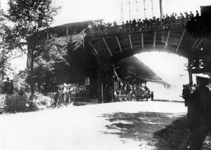 Onlookers Collection: FIAT of Luigi Storero going under a bridge during the 1904 Gordon Bennett Cup, Homburg