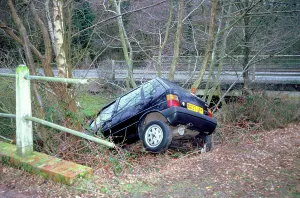 Bushes Prints: Fiat Uno crashed in to ditch