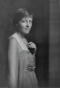 Short Hair Prints: Flagg, M. Mrs. portrait photograph, 1917 July 24. Creator: Arnold Genthe