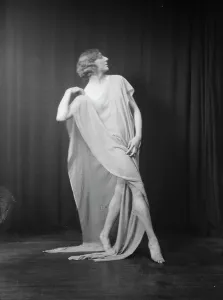 Florence Noyes dancers, between 1915 and 1918. Creator: Arnold Genthe