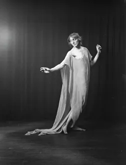 Noyes Florence Fleming Prints: Florence Noyes dancers, between 1915 and 1918. Creator: Arnold Genthe