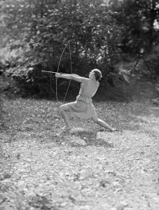 Florence Noyes dancers, between 1915 and 1918. Creator: Arnold Genthe