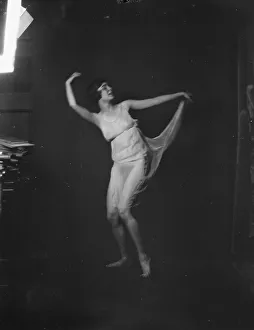Florence Noyes dancers, between 1915 and 1918. Creator: Arnold Genthe