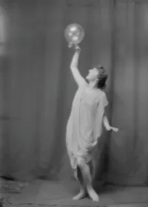 Florence Noyes dancers, between 1915 and 1918. Creator: Arnold Genthe