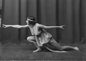 Noyes Florence Fleming Prints: Florence Noyes dancers, between 1915 and 1918. Creator: Arnold Genthe