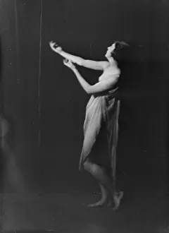 Noyes Florence Fleming Prints: Florence Noyes dancers, between 1915 and 1918. Creator: Arnold Genthe