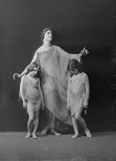 Noyes Florence Fleming Prints: Florence Noyes dancers, between 1915 and 1918. Creator: Arnold Genthe