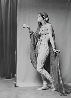 Treasure Prints: Fontaine, Miss, 1916 July 31. Creator: Arnold Genthe
