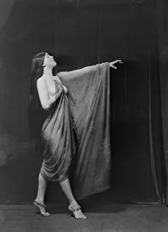 Reaching Out Prints: Fontaine, Miss, 1918 Oct. 3. Creator: Arnold Genthe