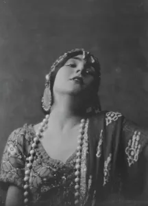 Head Back Prints: Fontaine, Miss, portrait photograph, 1916 Jan. 30. Creator: Arnold Genthe