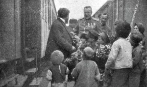 France et Russie; Un arret du train. M. Albert Thomas achete des fleurs a ces enfants... 1916. Creator: Unknown