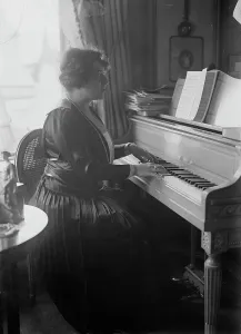 Aotearoan Prints: Frances Alda, between c1915 and c1920. Creator: Bain News Service