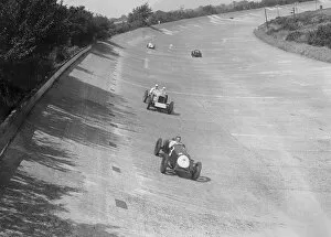 Barc Gallery: Freddie Dixons Riley Red Mongrel Special leading RJ Mundays Munday Special, Brooklands, 1933