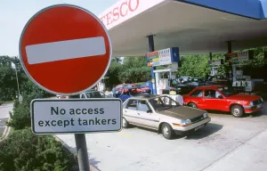 Garage Prints: Fuel crisis 2000. Queues for petrol
