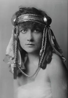 Fuller, Mary, Miss, portrait photograph, between 1913 and 1924. Creator: Arnold Genthe