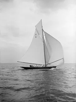 Broadside Prints: The gaff rigged 8 Metre Spero sailing with spinnaker, 1912. Creator: Kirk & Sons of Cowes