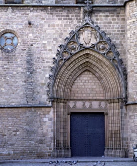 Gate of the church of the Monastery of Pedralbes, facade with the badge of Queen Elisenda
