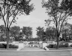 Landscaped Prints: Gates Circle, Buffalo, N.Y. c.between 1910 and 1920. Creator: Unknown