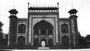 Images Dated 15th October 2007: Gateway to the Taj Mahal, Agra, India, 1916-1917