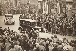 Honeymoon Gallery: George VI and Queen Elizabeth leave Buckigham Palace to holiday in Windsor, 1937