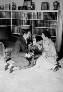 Looking At Each Other Prints: Geraldine Farrar & Lou Tellegen, between 1916 and c1920. Creator: Bain News Service