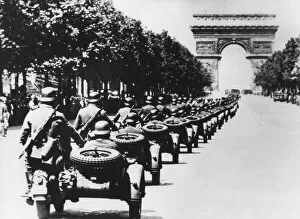 Avenue Des Champs Elysees Gallery: German soldiers on the Champs Elysees, Paris, 14 June 1940