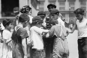 Water Amenities Prints: Getting drinks on hot day, between c1910 and c1915. Creator: Bain News Service