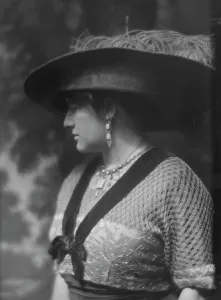 Gilmore, Inez Haynes, Mrs. portrait photograph, 1913. Creator: Arnold Genthe