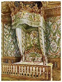 Seine Et Marne Collection: Gilt state bed of Marie Antoinette, Queens Bedroom, Palais de Fontainebleau, France