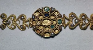 Gold Roman bracelet set with sapphires, emeralds, and pearls, 3rd century