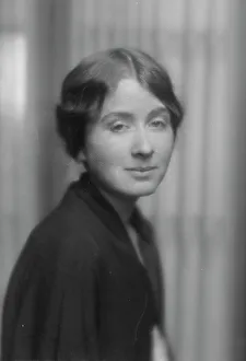 Centre Parting Prints: Gordon, Suzette, Miss, portrait photograph, 1915 Sept. 27. Creator: Arnold Genthe