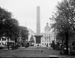 Green [sic] monument and City Hall, Savannah, Ga. between 1900 and 1910. Creator: Unknown