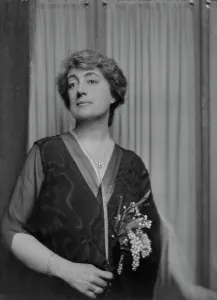 V Neck Prints: Griggs, Maitland, Mrs. portrait photograph, 1915. Creator: Arnold Genthe
