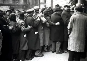 Macia Prints: Group of people standing in line to visit the funeral chapel of Francesc Macia, president