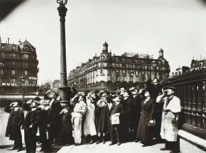 Aotearoan Prints: Group watching the eclipse, Paris 1912, 1912. Creator: Eugene Atget