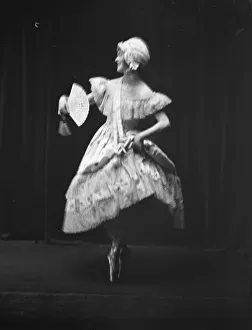 En Pointe Prints: Gugi, Mrs. (Marion Vardi), 1918 June 5. Creator: Arnold Genthe