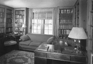 Mansion House Prints: Guido R. Rahr, residence in Manitowoc, Wisconsin, 1945. Creator: Gottscho-Schleisner, Inc