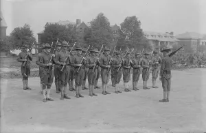 State Prints: Gun Squad, Fort Slocum, 1917. Creator: Bain News Service