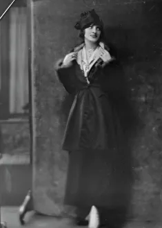 Photography Studio Prints: Guntar, Aida, Miss, portrait photograph, 1915 Dec. or 1916 Jan. Creator: Arnold Genthe