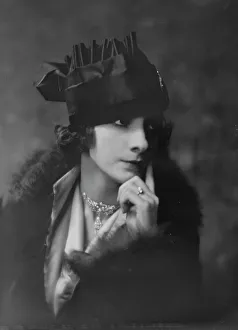 Diamante Prints: Guntar, Aida, Miss, portrait photograph, 1915 Dec. or 1916 Jan. Creator: Arnold Genthe