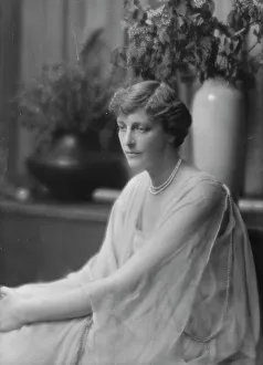 Short Hair Prints: Haggin, Ben Ali, Jr. Mrs. portrait photograph, 1916 May 15. Creator: Arnold Genthe