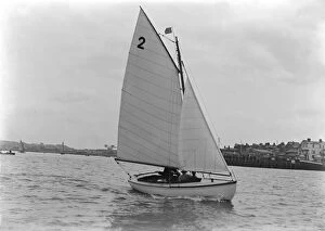 Dinghy Collection: The Hamble River Class Dot (No 2) sailing close-hauled, 1921. Creator: Kirk & Sons of Cowes
