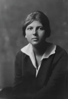 Hanna, Elizabeth, Miss (daughter of Mrs. L.D. Pelton), portrait photograph, 1917 Oct. 1. Creator: Arnold Genthe